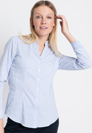 Hellblau gestreifte Button-Up-Bluse mit Kragen, langen Ärmeln und gerafften Manschetten. Der Stoff hat eine glatte Textur und einen taillierten Schnitt.