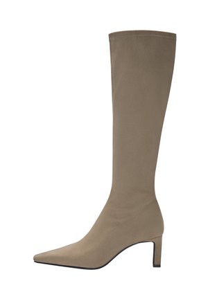 Bota alta hasta la rodilla de ante color topo, con punta fina y tacón medio delgado.