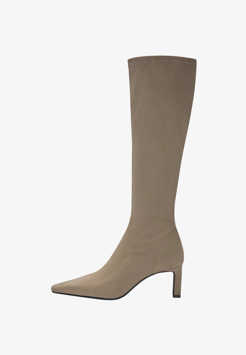 Botte taupe en daim montant jusqu'au genou, avec bout pointu et talon fin de hauteur moyenne.