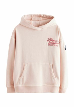 Lys rosa hoodie med forlommer, mærket grafisk design og justerbar hætte, parret med sorte cargobukser og hvide sneakers.