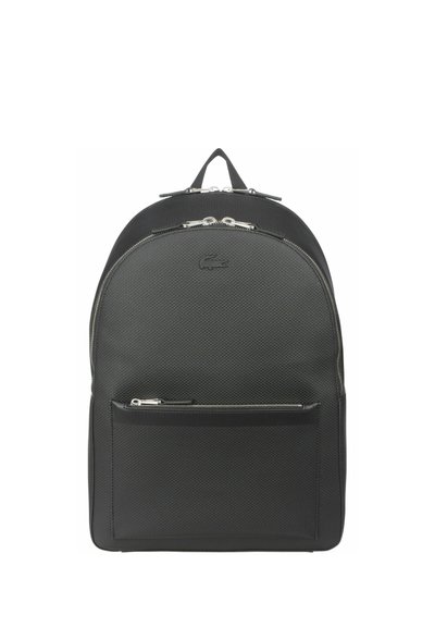 Sac à dos noir avec un tissu texturé, un haut arrondi, deux zips, une poche avant et un logo de marque. Bandes ajustables et poignées robustes pour le transport.