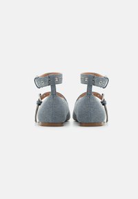 Steve Madden MACBETH - Bailarinas con hebilla - blue denim