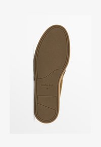 Semelle en cuir marron avec des motifs en caoutchouc texturé, présentant une forme arrondie et des marques visibles. Taille indiquée comme 42.