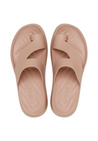 Sandales slides en caoutchouc rose avec un design à brides croisées et une semelle texturée. Présente le logo "Crocs" sur la semelle.