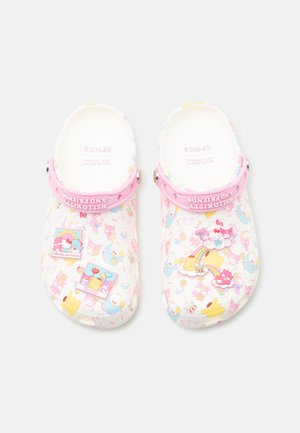 Biele slip-on dreváky s ružovými pásikmi s postavičkami Hello Kitty a priateľov a farebnými kreslenými dekoráciami na povrchu.