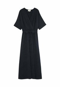 Navyblauwe wikkeljurk met korte kimono mouwen, een ceintuur in de taille en een ontwerp tot op de vloer, gemaakt van lichte stof.