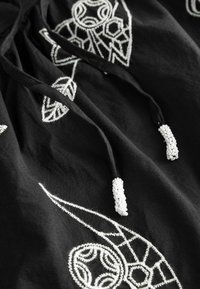 Next EMBROIDERED SLEEVED- REGULAR FIT - Maxikjoler - black white