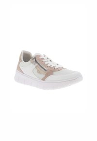 Baskets blanches et beiges avec des matériaux en mesh et en suède, présentant une fermeture éclair sur le côté, des lacets et une semelle blanche épaisse avec des rainures.