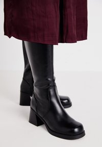 ONLBIRDIE HIGH BOOT - Zābaki ar platformu - black