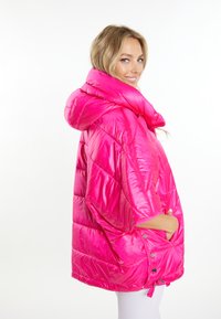 Fuchsia pufferjakke med en stor hætte, diamantquiltet design, sidelommer og snorejusteringer i kanten. Glat, blankt stof.