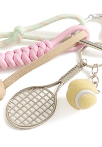 Porte-clés miniature avec une raquette de tennis en métal et une balle de tennis jaune attachés à des cordons tressés pastel rose et vert.