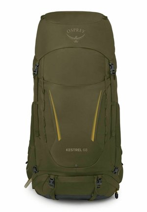 Olivgrüner Osprey Kestrel 68 Wanderrucksack mit mehreren Riemen, Schnallen und gelben Akzentlinien auf dem Frontpanel.