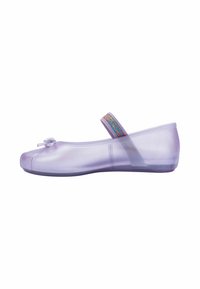 Ballet flat trasparenti viola con punta tonda, un piccolo dettaglio a fiocco e una fascia multicolore che attraversa il piede. Texture liscia.