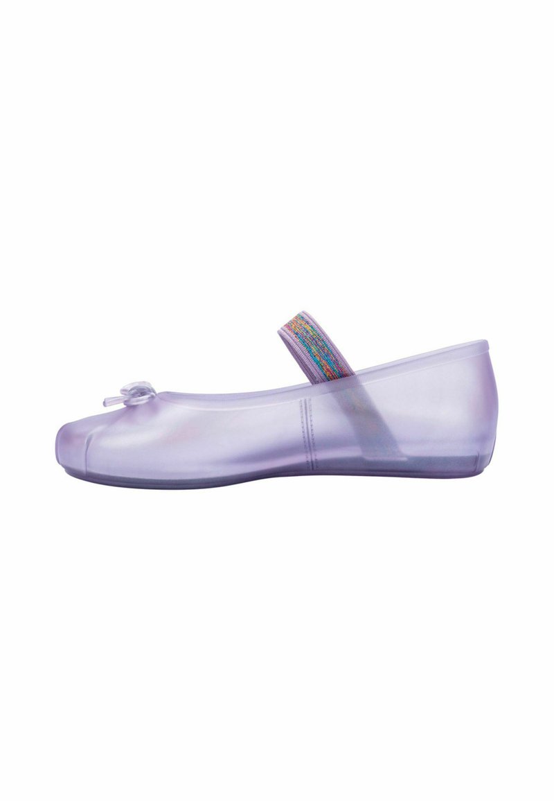Ballet flat trasparenti viola con punta tonda, un piccolo dettaglio a fiocco e una fascia multicolore che attraversa il piede. Texture liscia.