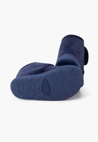 Pantofole blu navy con texture a coste, punta tonda e suola in gomma testurizzata con motivo a bolle. Include un tallone posteriore per stabilità.