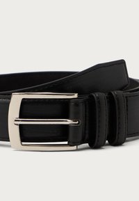 Cinturón de cuero negro con una hebilla de metal plateada. Presenta una textura suave y un doble bucle de sujeción para un ajuste seguro. Diseño sencillo.