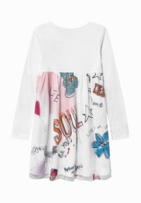 Sukienka z długim rękawem, z białą górą i wzorzystą spódnicą w kolorowe desenie, w tym kwiaty i tekst, w odcieniach różu, niebieskiego i pomarańczowego.