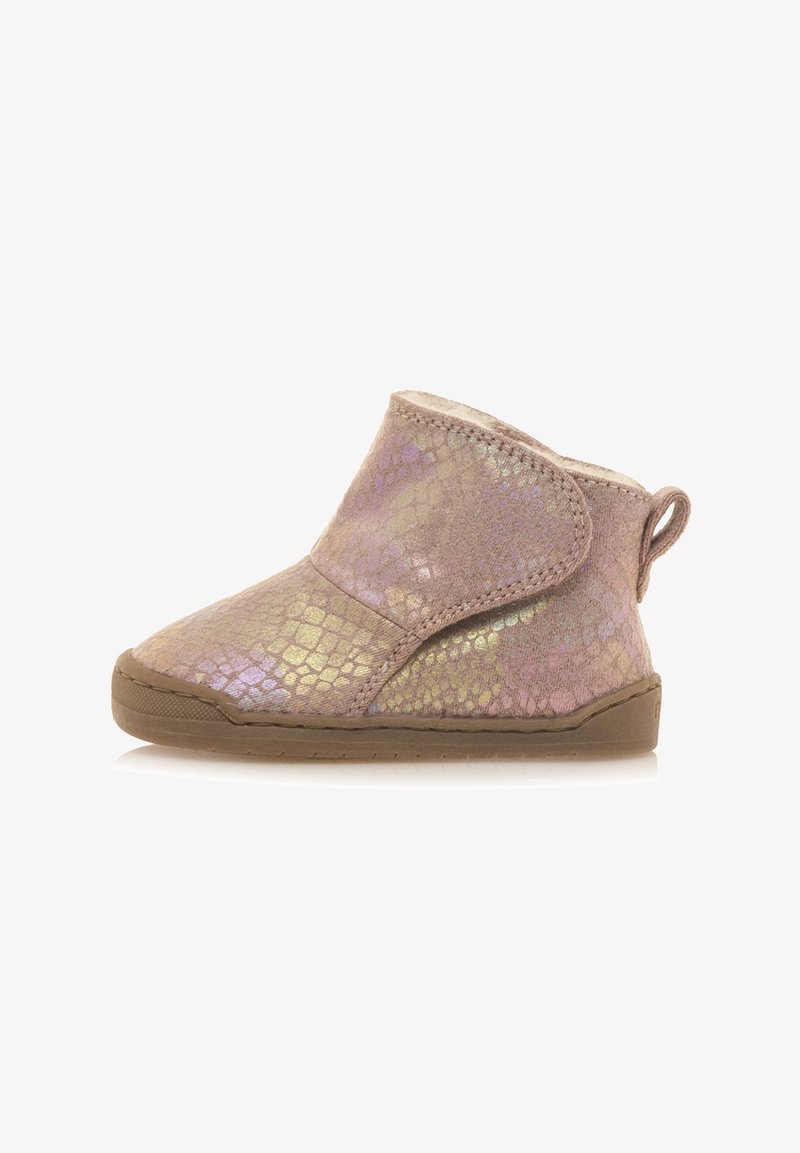 Kurze Ankle Boots aus schimmerndem pinkem Material mit einem strukturierten Reptilmuster, ausgestattet mit einem weichen Innenfutter und einer braunen Gummisohle.