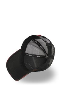 Casquette noire avec une visière en tartan rouge, doublure intérieure en mesh, sangle ajustable et étiquette de marque à l'intérieur. Matière en coton, design structuré.