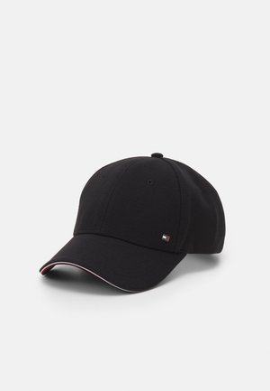 Casquette de baseball noire avec une visière incurvée, petit logo drapeau brodé sur le devant, et une fine bordure rouge et blanche sur le bord de la visière.