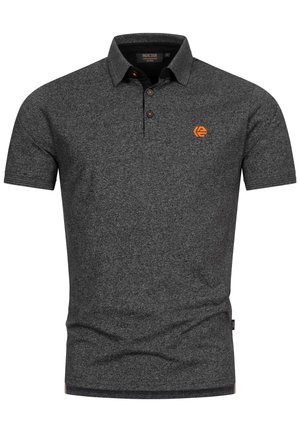 Polo shirt gris foncé avec un tissu texturé. Présente un col, des manches courtes et un petit logo orange sur la poitrine. Patte de boutonnage à deux boutons.