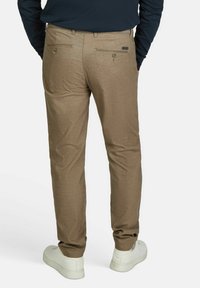 Bruine textuur broek met een slim fit, voorzien van twee achterzakken met knoopsluitingen en een subtiele merkaanduiding. Draag ze met witte sneakers.