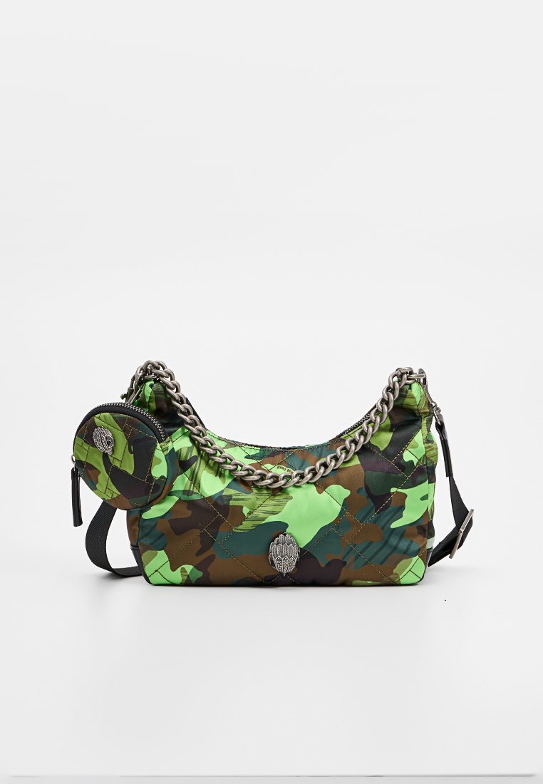 Groene en bruine camouflagedruppeltas gemaakt van gewatteerd materiaal, met een zilveren kettingriem, dubbele ritszakken en sierlijke hardware-accenten.