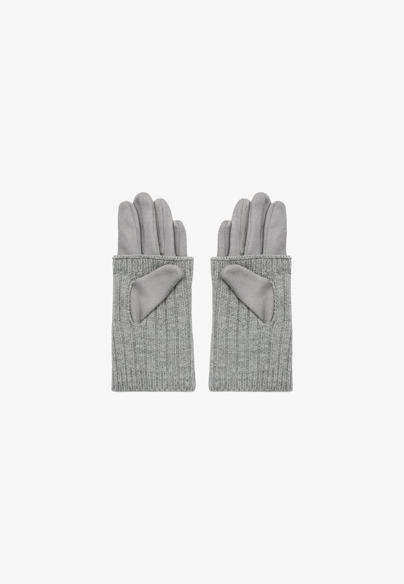Gants en tricot gris avec une texture côtelée, dotés d'une doublure intérieure lisse et d'un design de poche à la base de chaque gant.