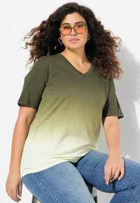 Ulla Popken DIP DYE GRADIENT SHORT SLEEVE V-NECK TEE - Triko s potiskem - pistachio