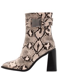 Stivale alla caviglia in pelle di serpente con punta affusolata, motivo beige e nero, rifinito con un ampio risvolto e una fibbia metallica, e design con tacco a blocco.