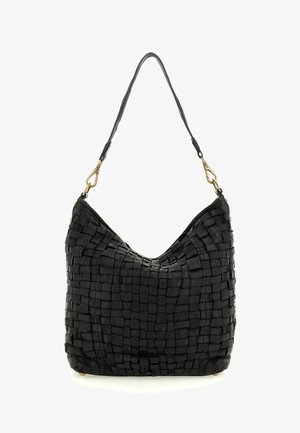 Borsa a tracolla in pelle nera intrecciata con forma hobo, dotata di un singolo cinturino per la spalla e dettagli hardware in tonalità oro. Superficie strutturata con motivo a griglia.