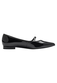 Zapato plano de charol negro, diseño de punta afilada, tacón bajo, detalle recortado en la parte superior, textura suave con acabado brillante.