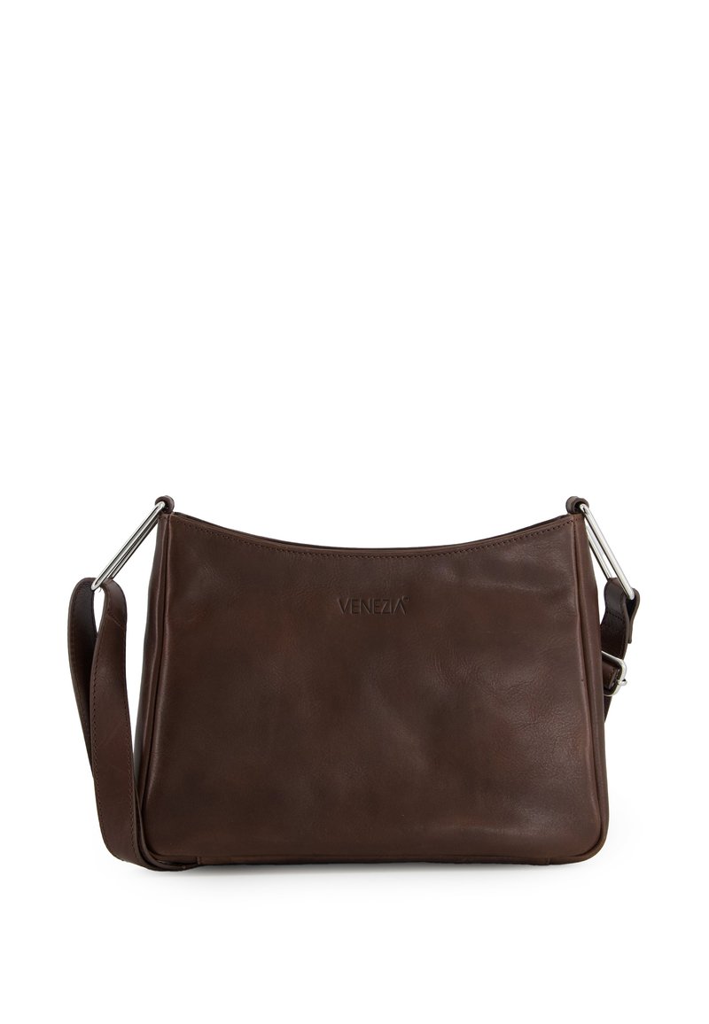 Brązowa skórzana torebka typu crossbody o gładkiej fakturze, ze srebrnymi akcesoriami i zaokrąglonym wierzchem. Posiada logo marki na przedniej stronie.