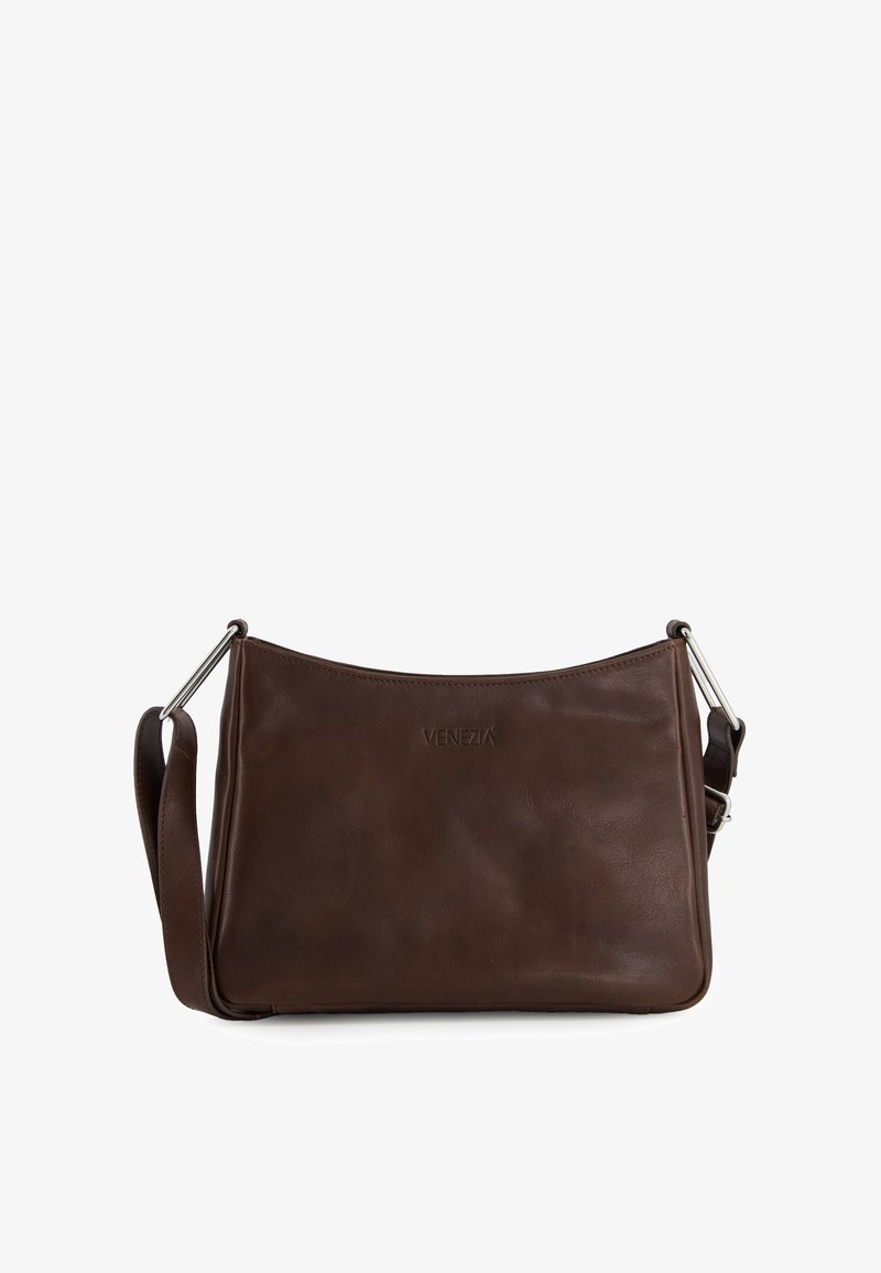 Brązowa skórzana torebka typu crossbody o gładkiej fakturze, ze srebrnymi akcesoriami i zaokrąglonym wierzchem. Posiada logo marki na przedniej stronie.