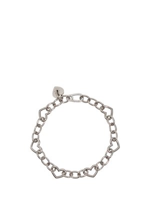 Srebrna bransoletka z naprzemiennie ułożonymi okrągłymi i ażurowymi ogniwami w kształcie serca oraz małym zawieszonym serduszkiem blisko zapięcia.