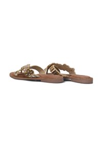 Bebouwde platte sandalen met een gouden bovenkant met ingewikkelde bloemenpatronen en een gestructureerde voetbed. De achterkant van de band is gegolfd.