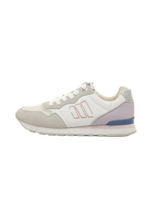 Sneaker mit einem grauen und weißen Obermaterial, aus Wildleder und Leder, pinken Nähten, einem lila Fersenelement und einer strukturierten Gummisohle.