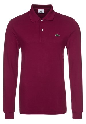 Polo bordeaux à manches longues avec deux boutons et un petit logo crocodile vert de Lacoste sur le côté gauche de la poitrine.
