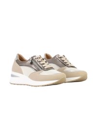 Baskets beiges et argentées à lacets avec fermetures éclair latérales, semelles intermédiaires blanches et semelles extérieures texturées, présentées par paires et inclinées vers la droite.