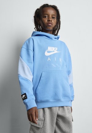 Hellblaues Nike Air Kapuzenshirt mit einer Fronttasche, gerippten Bündchen und hellgrauen Ärmeldetails. Auf der Vorderseite befindet sich ein großes weißes Logo.