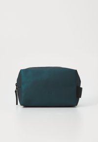 Teal vanntett toalettveske med rektangulær form, gummiert materiale, logo preget på forsiden, og et bærehandtak på siden for enkel transport.