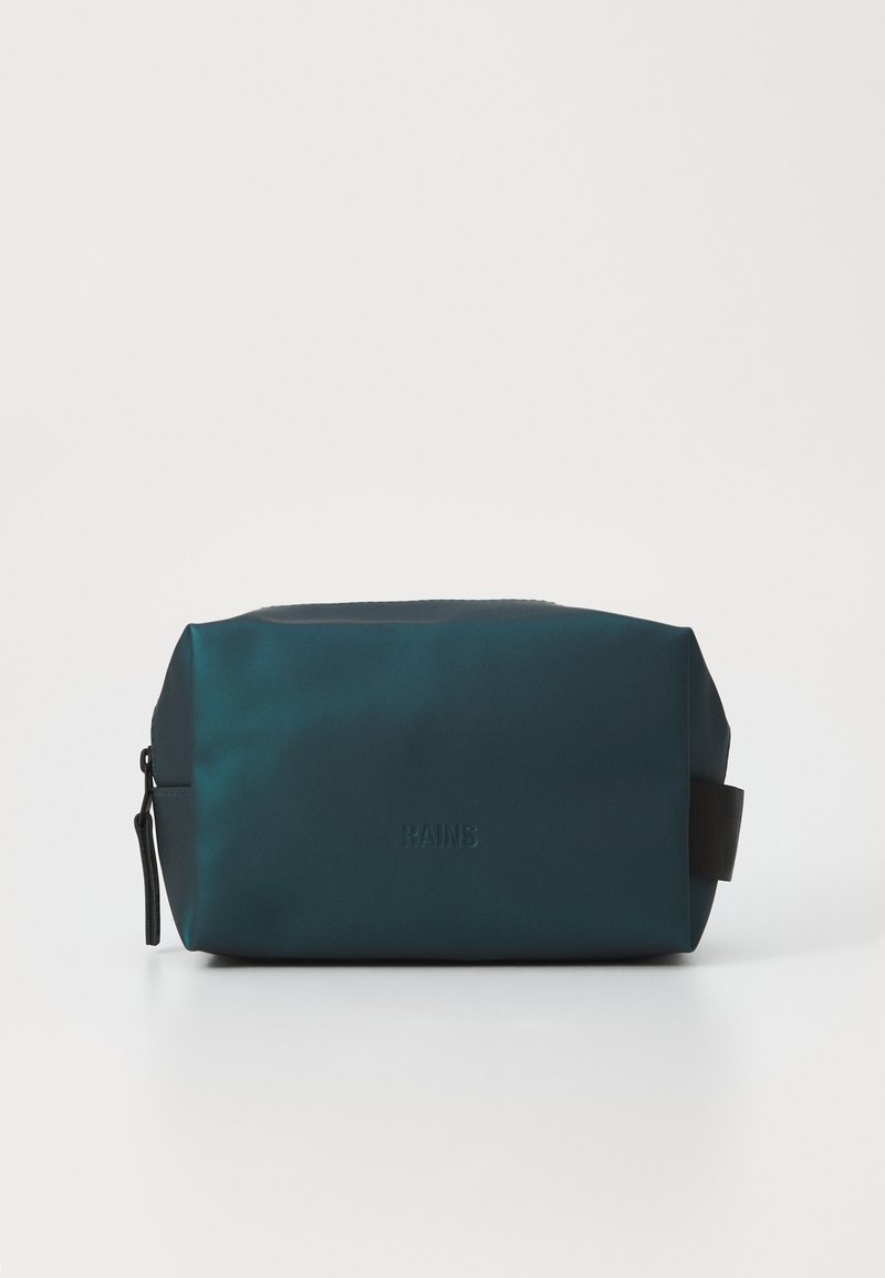 Teal vanntett toalettveske med rektangulær form, gummiert materiale, logo preget på forsiden, og et bærehandtak på siden for enkel transport.