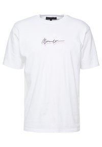 Bílý tričko s krátkým rukávem a kulatým výstřihem, se malým černým a fialovým kurzivním textovým logem umístěným na středu hrudníku.