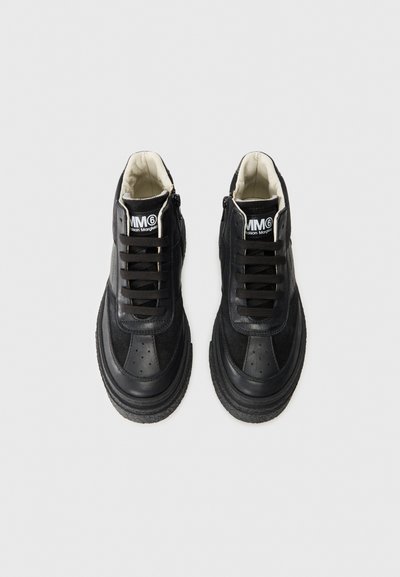 Svarta hög-top sneakers i läder och mocka. Funktioner inkluderar rund tå, perforerade detaljer, platta snören och en sidodragkedja.