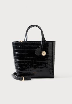 Sac à main noir brillant à texture crocodile avec deux poignées, une bandoulière amovible, une fermeture éclair dorée et un petit logo doré de la marque à l'avant.