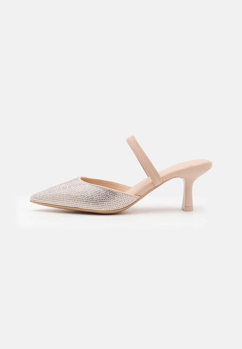 Tacco slingback beige con punta affusolata e tacco stiletto basso, caratterizzato da brillanti embellishments in strass sulla parte anteriore.