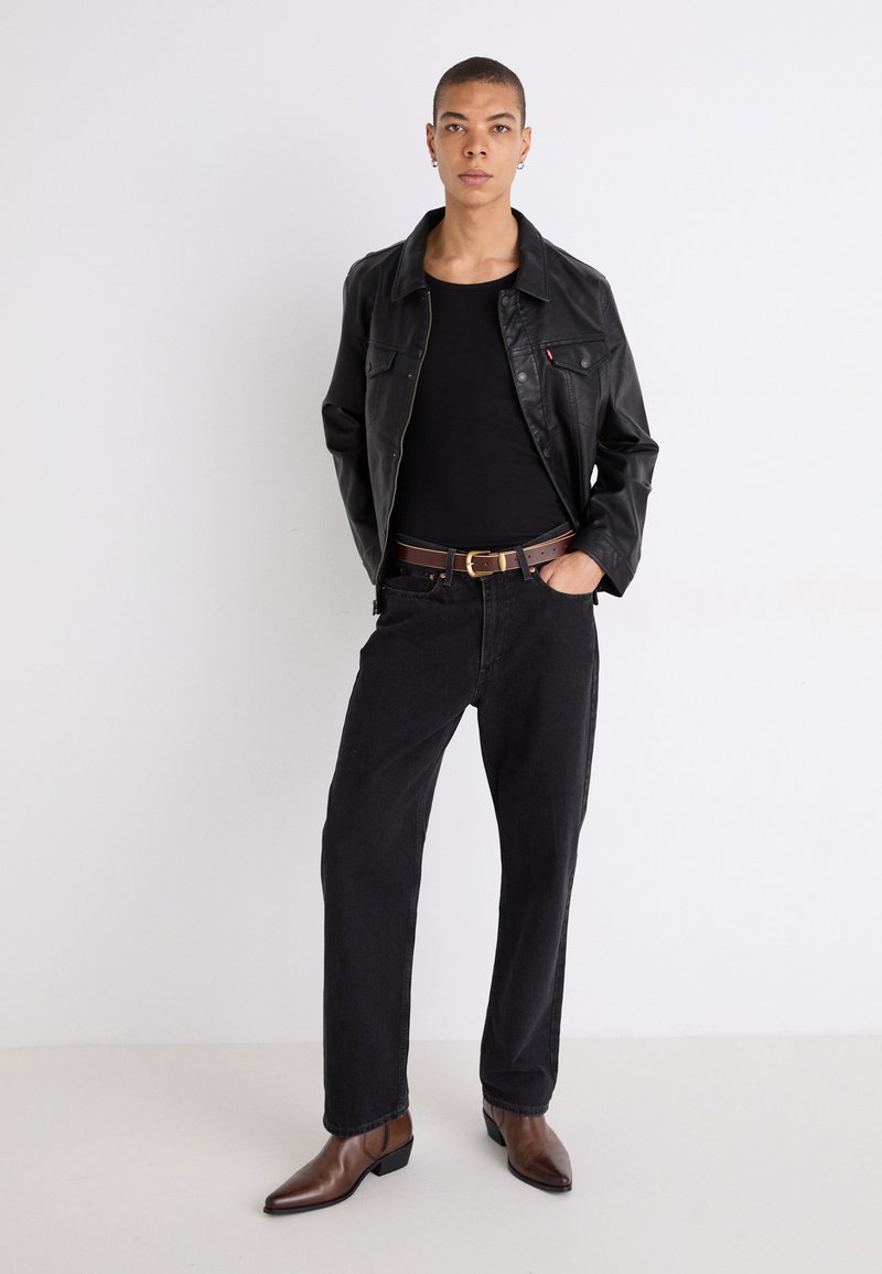 Levi's Heren Riem Levi's Loire Heren Riem - Bruin Suède Met Randsteek Detail (Maat 75) 100% Volkoomsleer Riem