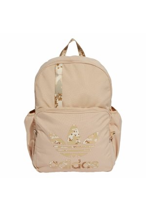 Beigenvärinen Adidas-reppu, jossa suuri etutasku, maastokuvioitu logo ja hihnarekisteröinti, sivutaskut sekä yläkahva.