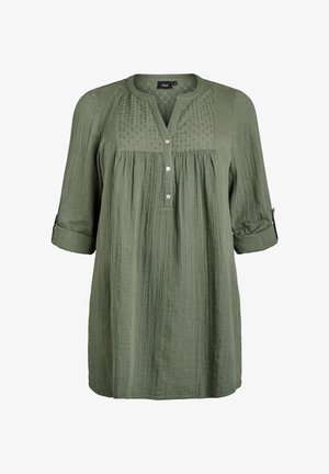 Olivno zelena tunika z V-izrezom in tričetrtinskimi rokavi, s pliseji in dekorativnim šivom vzdolž prsnega dela in kragnice.