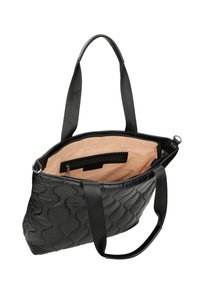 Svart quiltad tote-väska med slät yta, tygremmar och en rosa interiör som har en zip-ficka för organisering.